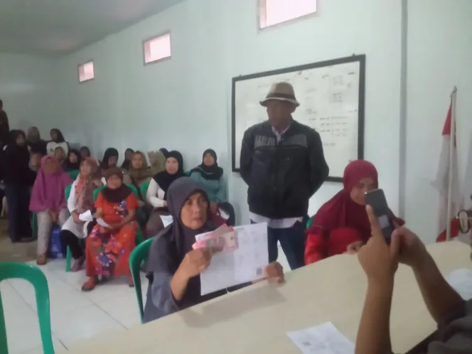 130 KPM Desa Sukabakti Pertama Loncing BLT Kesra Dari 421 Desa