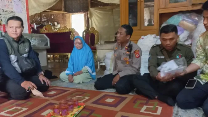 Kapolsek Banjarwangi Bersama Forkopimcam Tinjau Warga Yang Sakit Dan Berikan Bantuan Pengobatan