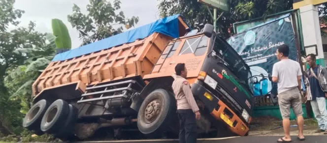 Polsek Cikelet Evakuasi Laka Tunggal Truk Di Jalur Garut Selatan