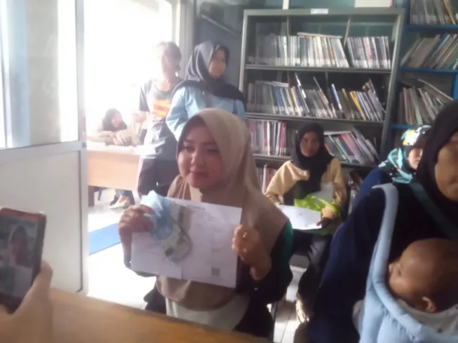 303 KPM Pembagian BLT Kesra Dibagikan di Kantor Desa Mekargalih