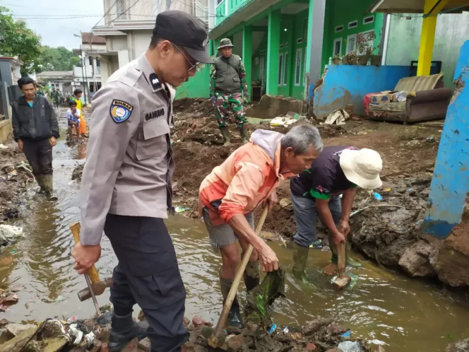 Polsek Cisurupan Bersama Warga Lakukan Pembersihan Material Banjir Di Desa  Balewangi