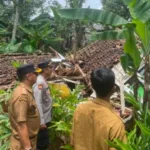 Gerak Cepat Polsek Caringin bersama Forkopimcam Tinjau Lokasi Pergeseran Tanah Di Kampung Pasantren IMG-20251125-WA0156