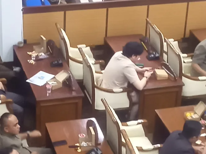 Salah Seorang Anggota DPRD Dari Fraksi Golkar Tidak Pokus Saat Sidang Paripurna