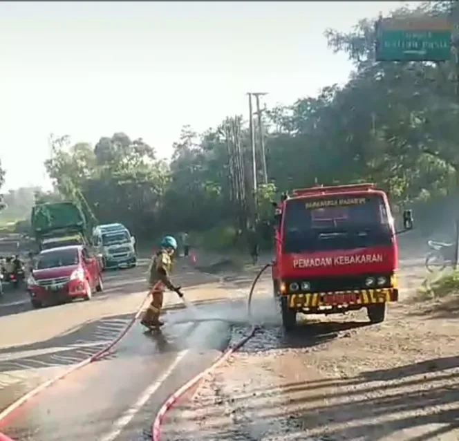 Damkar Garut Sempot Jalan yang Berserakan Pasir di Area Tutugan Leles