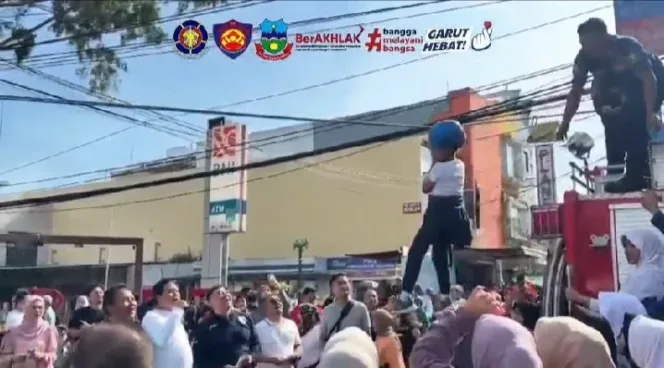 Bupati Garut DR. H. Syakur Amin Melihat Langsung Atraksi Anak-Anak Bersama Damkar dalam Acara Car Free Day
