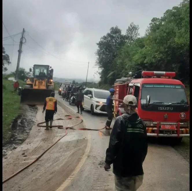 Longsor Tutup Ruas Jalan Provinsi: PUPR dan DAMKAR Sigap.