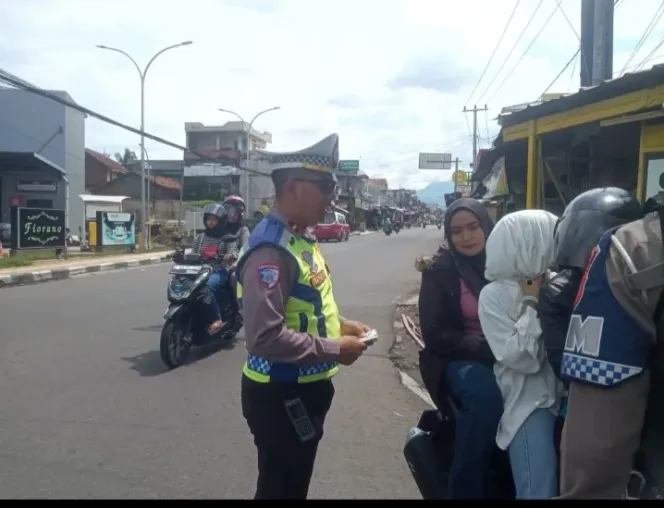 Kanit Turjagawali IPDA Ade Sulaeman dari Polres Garut Sigap dalam Pemeriksaan Pelanggaran Lalin
