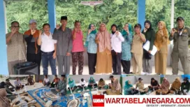 Tim verifikasi lapangan dari DLH Kabupaten Bogor bersama pengurus RW 12, Ketua RT, dan TP-PKK Desa Bojong Baru berpose usai kegiatan penilaian lanjutan Kampung Ramah Lingkungan (KRL) di Pos RT 05 Puspa Raya, Bojonggede, Senin (3/11/2025). (Dok. RW 12 Puspa Raya)