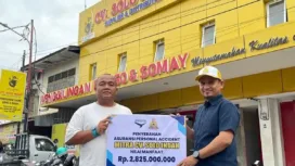 Penyerahan simbolik premi asuransi senilai Rp2.825.000.000 dari Owner CV Solo Indah, H Bowo Wicaksono kepada Kepala Cabang PT Askrida Kota Palu, Affandi Abdul Hafid, Kamis (25/12/2025) FOTO : tribunpalu/zulfadli