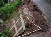 Hujan Deras Mengakibatkan TPT Di Bahu jalan Desa Sukamulya Amblas