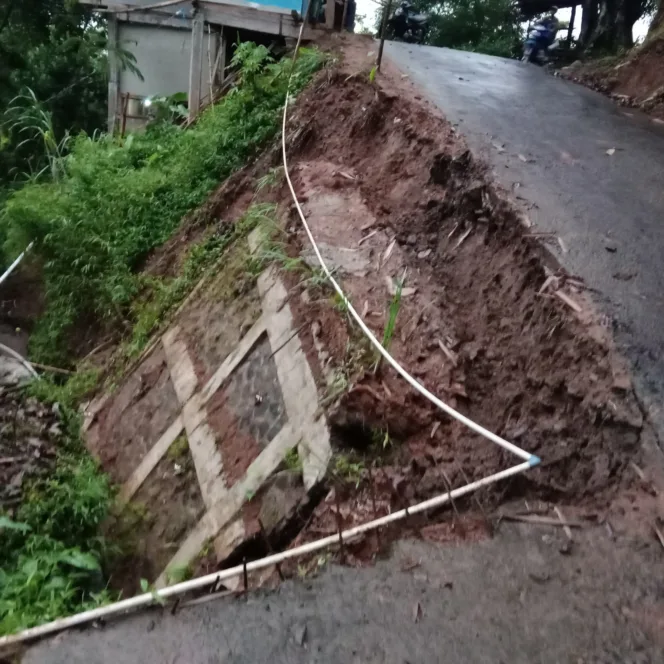 Hujan Deras Mengakibatkan TPT Di Bahu jalan Desa Sukamulya Amblas