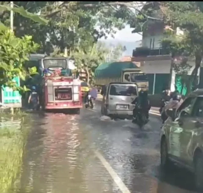 Banjir Rendam Jalan Nasional Di Kersamanah , Warga Keluhkan Minimnya Respon Dari Pihak Terkait