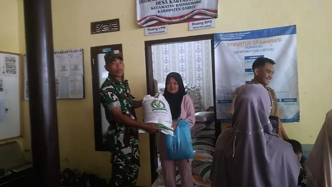 Pembagian Sembako Di Desa Karyajaya Berlangsung Tertib