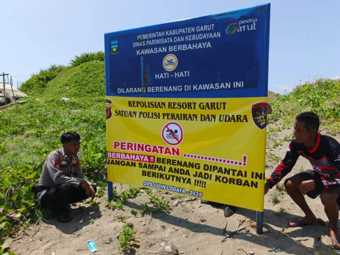 Sat Polairud Polres Garut Pasang Sepanduk Dan Bendera Merah Putih Di Pantai Selatann