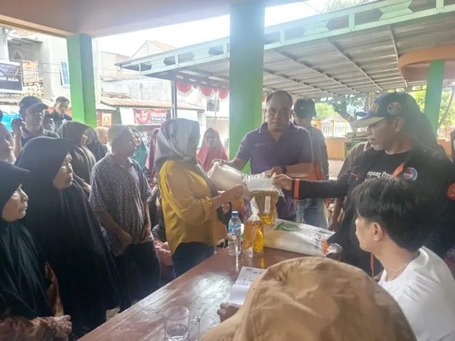 Pemdes Depok Salurkan Bantuan Sembako Kepada Warganya