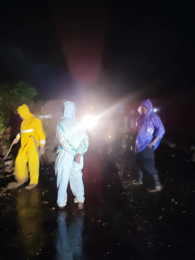 Polsek Bungbulang Bersama Warga, Intansi, Evakuasi Tanah Longsor Di Jalan Raya Bungbulang-Caringin