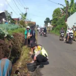 Polsek Pasirwangi Bersama Komunitas Angkot Lakukan Bersihkan Selokan IMG-20251226-WA0034