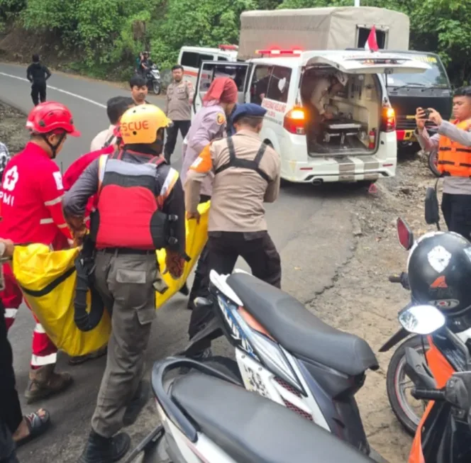 Polsek Cibatu Bersama Tim SAR Evakuasi Korban Tenggelam Disungai Cimanuk