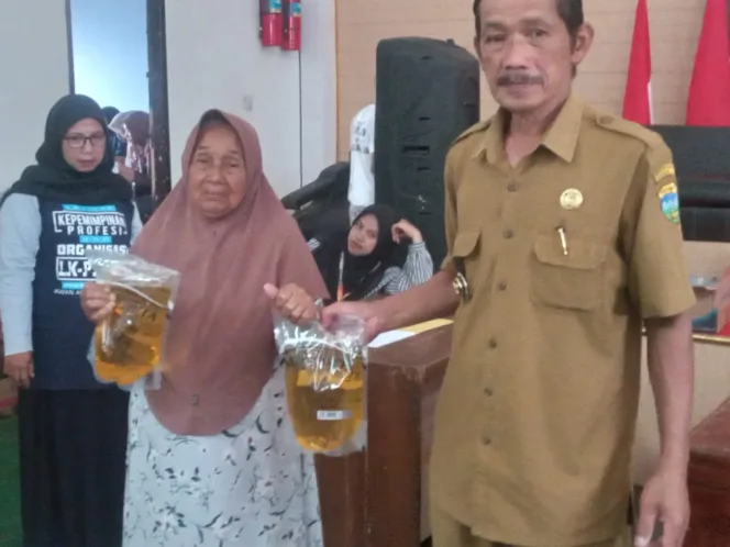 408 KPM Desa Karang Mukti Menerima Bantuan Ketahanan Pangan Beras Dan Minyak Goreng