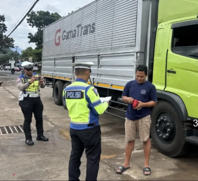 Satlantas Polres Garut Batasi Kendaraan Sumbu 3