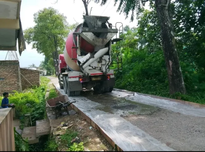 Pemdes Sindangratu Merealisasikan Anggaran Bantuan untuk Pembangunan Jalan Lingkungan dengan Redy Mix