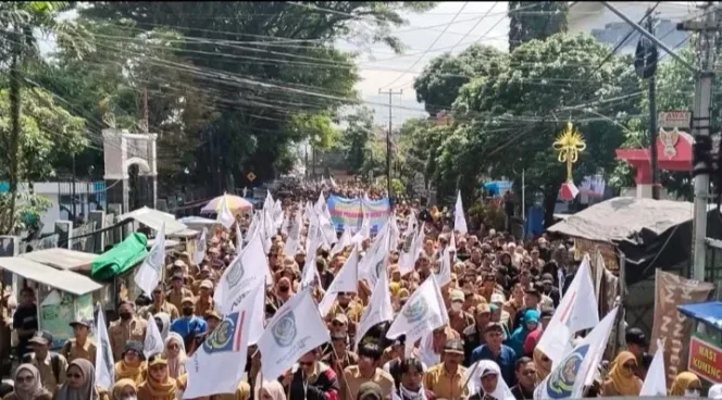Ratusan Kepala Desa dan Ribuan Perangkat Desa Datangi DPRD Garut, Tolak Pemotongan ADD