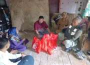 Janda Tua Didatengin Anggota DPRD Yudha Puja Turnawan Di Hari Ibu