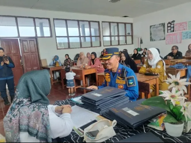 Bantuan Damkar dalam Pengambilan Rapor Siswa SMAN 8