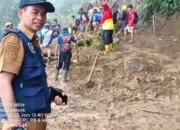 Gotong Royong Warga Desa Kaleok Membuka Akses Jalan Utama Menuju Ke Kota Yang Tertimbun Longsor