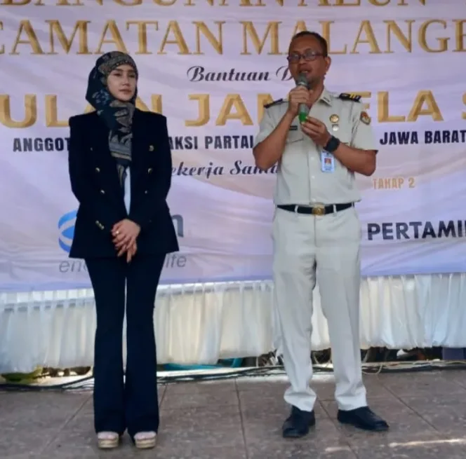 Mulan Jameela Anggota DPR-RI Salurkan Sarana Kebersihan Di Malangbong-Garut