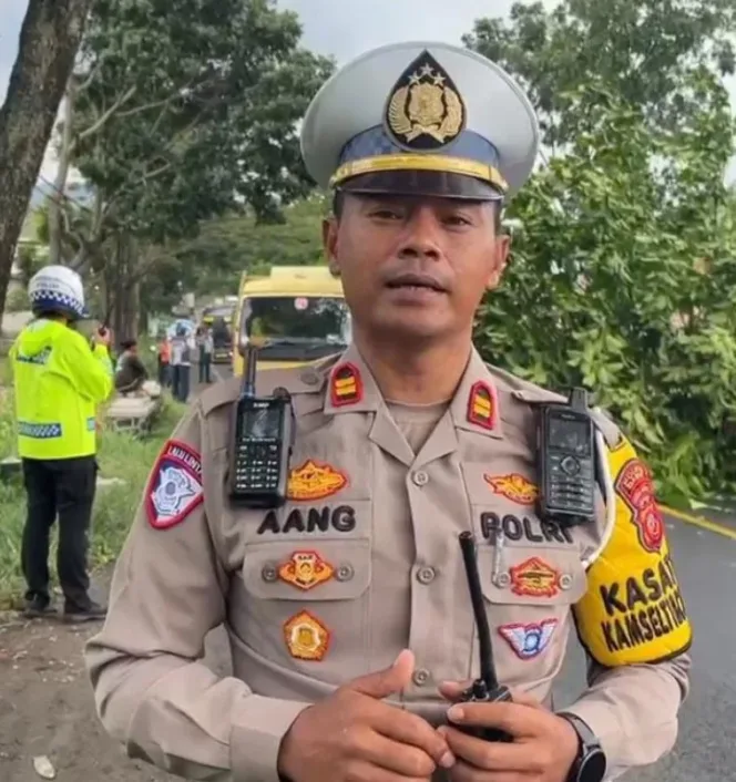 Respot cepat Satlantas Polres Garut Evakuasi Pohon Tumbang Di Jalur Limbangan
