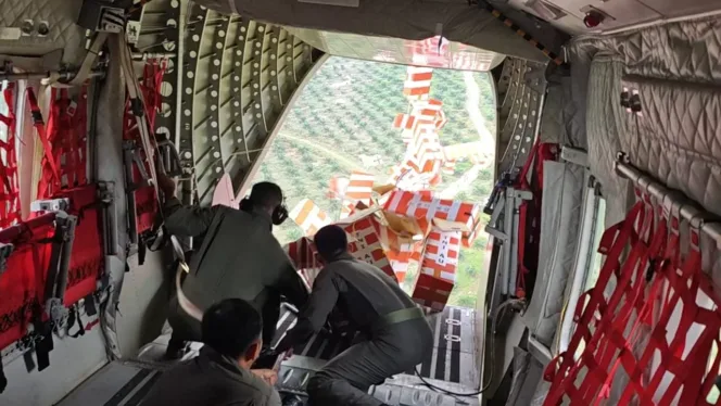 Dengan Metode Airdrop, TNI Kembali Suplai Logistik ke Wilayah Terisolasi Aceh Tamiang