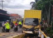 Truk Box Hilang Kendali Tabrak Tembok Jembatan Di Jalan Sudirman Garut, Satlantas Polres Garut Lakukan Penanganan Cepat