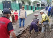 Gotong Royong Warga Desa Sukamanah Malalangbong Perbaiki Jalan Kabupaten Yang Rusak