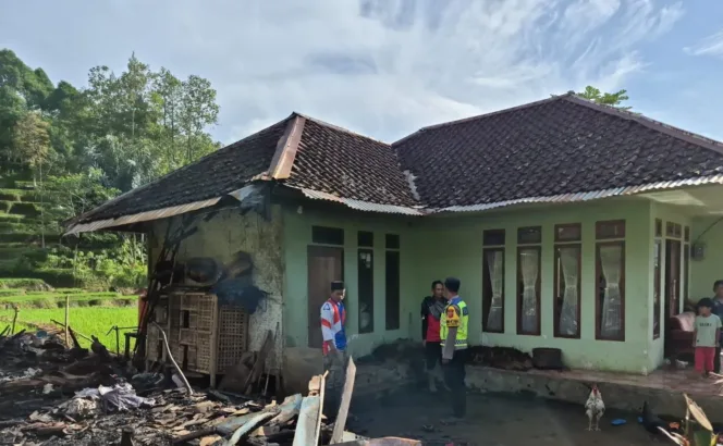 Polsek Banjarwangi Cek TKP Kebakaran Rumah Panggung Didesa Kadongdong