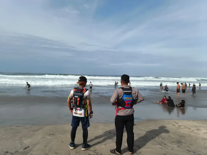 Sat Polairud Polres Garut Laksanakan Patroli Dan Himbauan Kepada Wisatawan Pantai Selatan