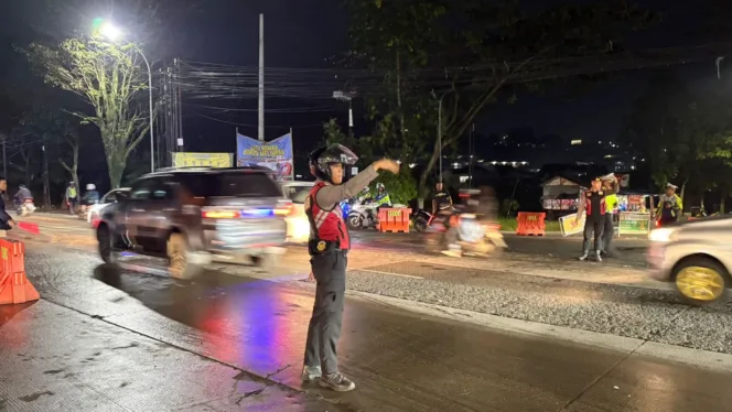 Puncak Arus Balik Ke Bandung, Polres Garut Laksanakan 18 Kali One Way Hingga Malam Hari