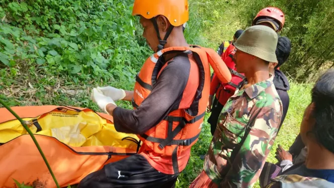 Polsek Karangpawitan dan Tim SAR Temukan Korban Hanyut di Sungai Cimanuk