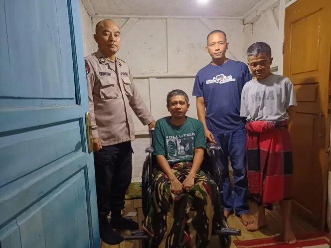 Polisi Turun Langsung Antar Kursi Roda Untuk Warga Disabilitas Di Kabupaten Garut