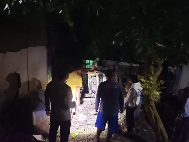 Mobil Avanza Hilang Kendali Di Jalan Menanjak Bungbulang, Dua Rumah Warga Rusak