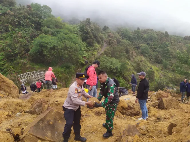 Polsek Cisurupan Bersama TNI Dan Warga Evakuasi Material Longsor Di Kawah Gunung Papandayan