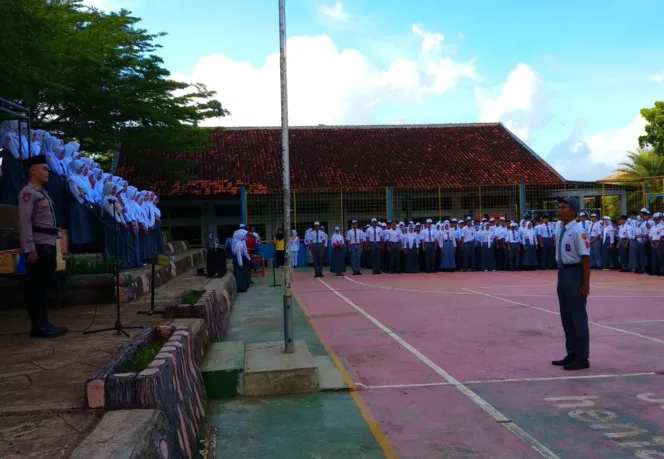 Polsek Pameungpeuk Jadi Pembina Upacara di SMAN 5 Garut, Sampaikan Maklumat Kapolda Jabar