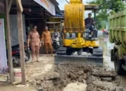 Lurah Barombong Pimpin Pemantauan Pengerukan Drainase dan Perbaikan Jalan di Jalan Bonto Biraeng kecamatan Tamalate kelurahan Barombong