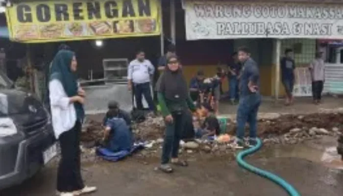 Camat Tamalate H. Emil Yudiyanto Tadjuddin Bersama Lurah Barombong Tinjau Langsung Pengerukan Drainase dan Penanganan Jalan Rusak di Jalan Bonto Biraeng