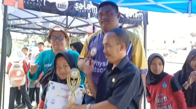 Baru Dua Bulan Mengabdi, Guru Honorer Bawa SDN 4 Mekarasih Sabet Juara Umum Di Malangbong