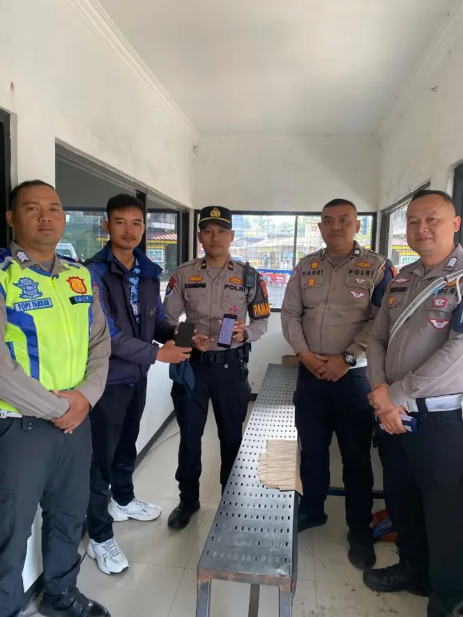 Gerak Cepat Polisi, Ponsel Warga Yang Tertinggal Di Angkot Berhasil Di Temukan Di Pasar Wanaraja