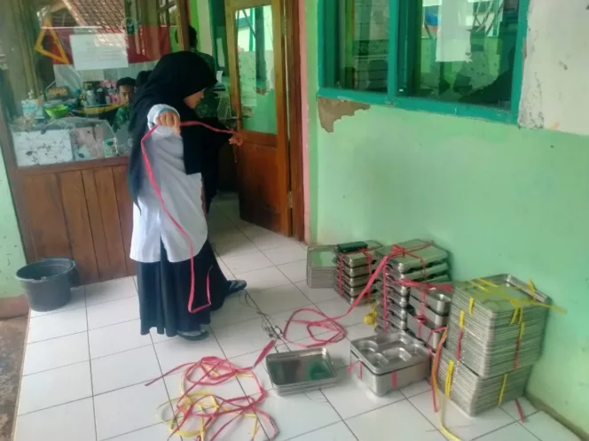 Pembagian Makan Bergizi Gratis Di Mts Persis Cikarag Kecamatan Cibatu Kabupaten Garut Berjalan Lancar Tanpa Kendala