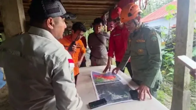 Tim SAR Bersama TNI Polri BPBD di Bantu Relawan Masih Terus Melakukan Pencarian pesawat ATR 42-500 Yang  Hilang Kontak di Wilayah Maros