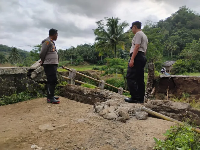 Polsek Cikelet Cek Jembatan Cisitu Yang Ambruk Akibat Curah Hujan Tinggi