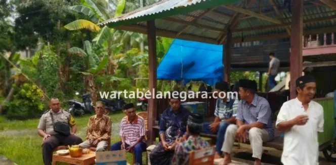 Bhabinkamtibmas Desa Paku Hadiri Rumah Duka Warga Binaan